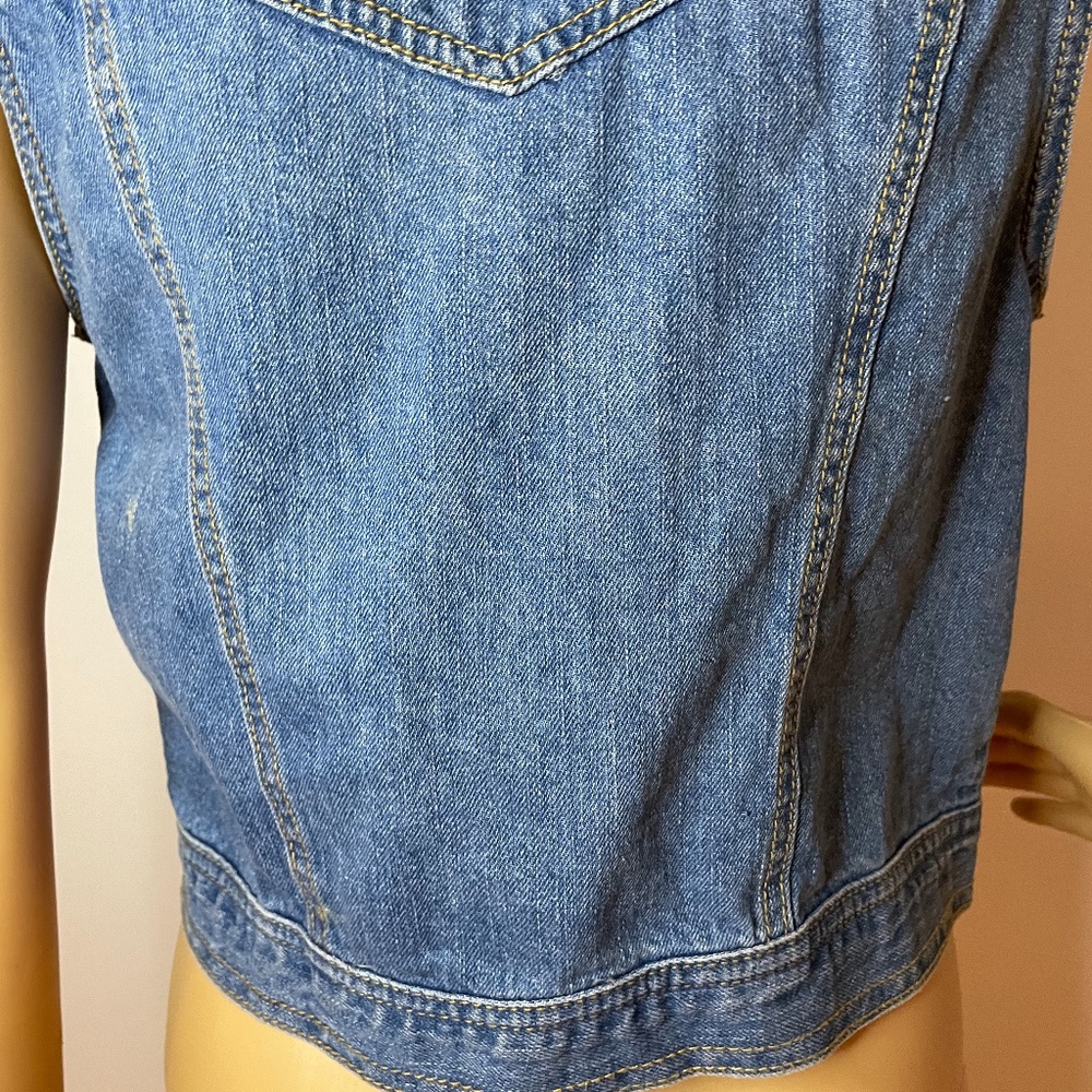 Super trendy Jean jacket with gold grommet details - Picture 9 of 9